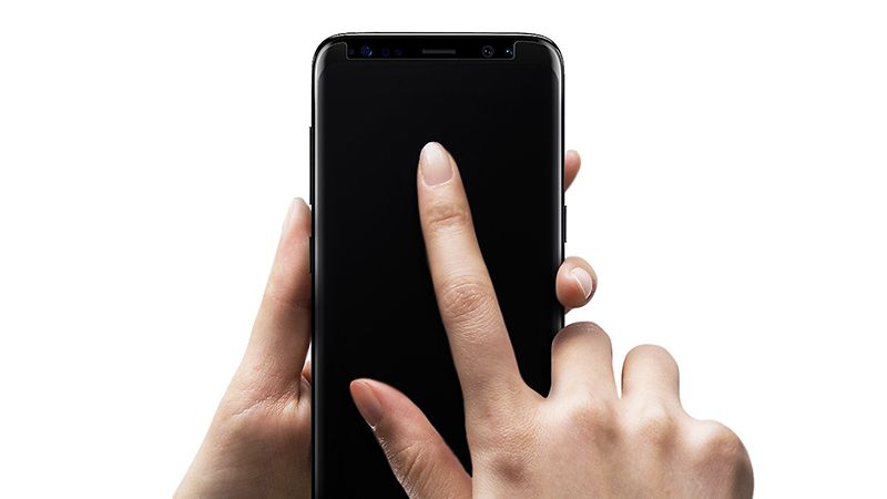 Miếng Dán Full Màn Hình Samsung Galaxy S8 Plus Chính Hãng sử dụng chất liệu dẻo và được thiết kế dán hết toàn bộ phần cong của Galaxy S8 Plus, không bị bong mép hay hở cạnh viền.