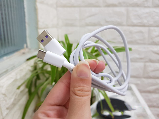 Dây Cáp Sạc Huawei Honor view 10 Chuẩn Type C Chính Hãng Huawei Cáp Sạc Huawei Honor view 10 Chuẩn Type C Chính Hãng cung cấp mức năng lượng cao hơn rất nhiều, lên đến 5V và 2A, so với mức 5V và 1,8A của phiên bản USB trước đó.