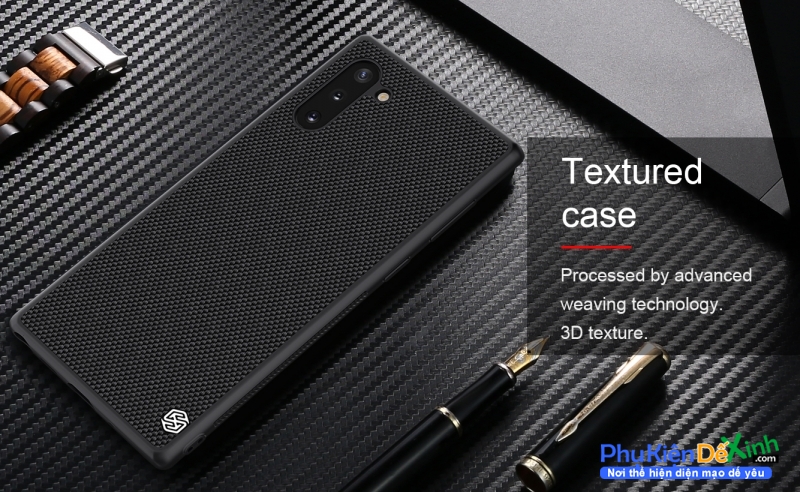 Ốp Lưng Samsung Galaxy Note 10 5G Dạng Vải Hiệu Nillkin TexTured được làm bằng chất liệu nhựa cao cấp dạng vải,họa tiết carô nhuyễn siêu sang chảnh.