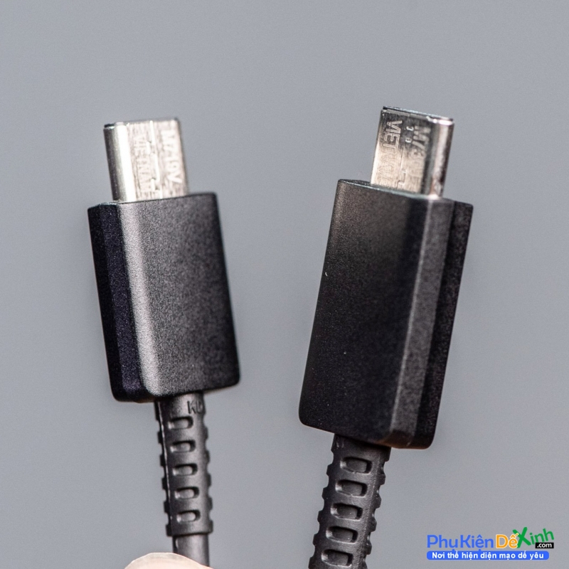 Dây Cáp Sạc Samsung Galaxy Note 10 Plus Chuẩn Type C Chính Hãng lớn hơn và có dây dày, cứng hơn, trên vỏ nhựa có dòng chữ 5A. Trong khi đó, vỏ nhựa của cáp USB-C đi kèm máy không có ký hiệu này