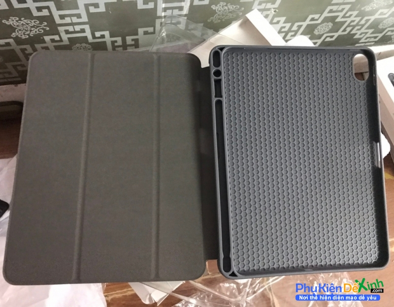Bao Da iPad Pro 12.9 2018 Leather Case Hiệu Mutural Chính Hãng được thiết kế 2 bề mặt da cùng màu trang trí xung quanh đường viền đen rất chắc chắn, bên trong có lớp đệm thoát nhiệt tốt. 
