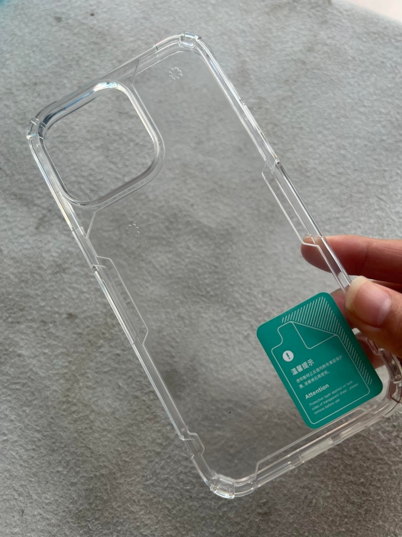 Ốp Lưng iPhone 14 Pro Max Trong Suốt Hiệu Nillkin Nature TPU Pro dạng chống sốc, 4 phần của góc ốp dầy nhô cao khả năng bảo vệ máy cực kỳ hiệu quả