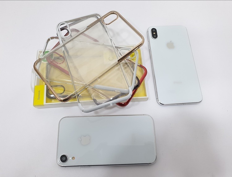 Ốp Lưng iPhone X XS Viền Màu Lưng Trong Cứng Baseus Glitter có thiết kế mặt lưng trong suốt hoàn toàn lộ nguyên bản mặt lưng của máy đẹp và sang hơn khi điểm nhấn là lớp viền màu bóng sắc sảo.