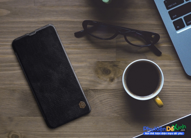 Bao Da Samsung Galaxy A40s Hiệu Nillkin Qin Chính Hãng trang bị lớp lót bên trong mềm mại tinh tế, bảo vệ mặt trước và sau điện thoại an toàn nhất, chống trượt, chống bụi bẩn