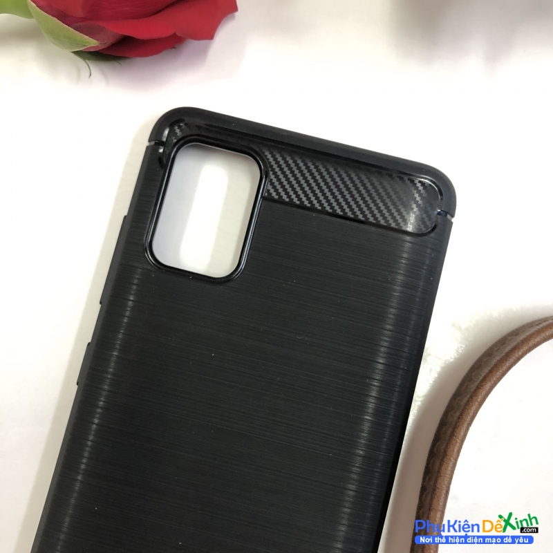 Ốp Lưng Samsung Galaxy A51 Chống Sốc Carbon Hiệu Likgus Amor được làm bằng chất liệu TPU mềm giúp bạn bảo vệ toàn diện mọi góc cạnh của máy rất tốt lớp nhựa này khá mỏng bên ngoài kết hợp thêm bên trên và dưới dạng carbon