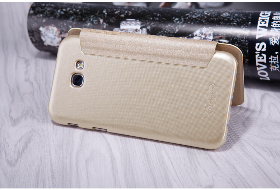 Bao Da Samsung Galaxy A5 2017 Nillkin Sparkle thiết kế bề mặt nhám. Mặt sau được làm từ nhựa PU cao cấp, ôm sát thân máy bảo vệ 100% không trầy các góc cạnh của máy. Phần tiếp xúc màn hình của chiếc Bao Da Samsung Galaxy A5 2017