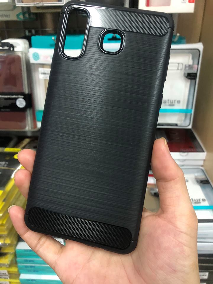 Ốp Lưng Samsung Galaxy A8 Star Chống Sốc Hiệu Likgus Giá Rẻ được làm bằng chất liệu TPU mền giúp bạn bảo vệ toàn diện mọi góc cạnh của máy rất tốt lớp nhựa này khá mỏng bên ngoài kết hợp thêm bên trên và dưới dạng carbon rất sang
