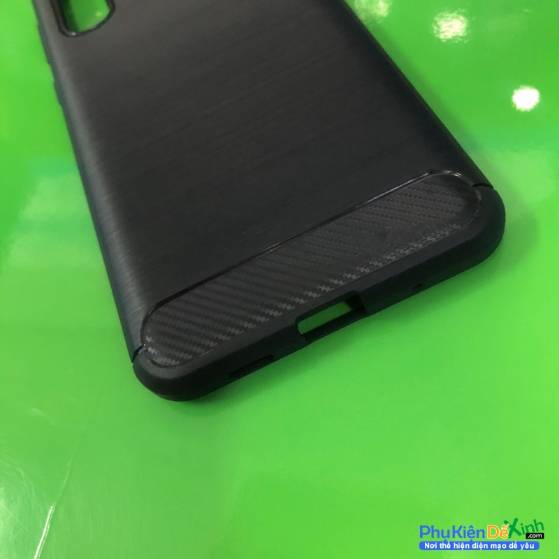 Ốp Lưng Samsung Galaxy A8s Chống Sốc Hiệu Likgus Carbon được làm bằng chất liệu TPU mềm giúp bạn bảo vệ toàn diện mọi góc cạnh của máy rất tốt lớp nhựa này khá mỏng bên ngoài kết hợp thêm bên trên và dưới dạng carbon