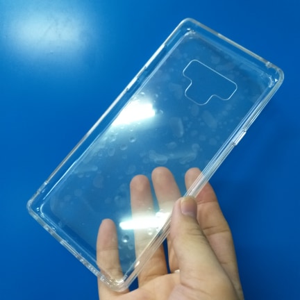 Ốp lưng chống sốc Samsung Galaxy Note 9 trong suốt Likgus thiết kế hoàn toàn trong suốt, kết hợp chất liêu PC mặt lưng và TPU ôm sát xung quanh viền máy chất liệu PC trong suốt ở mặt lưng tạo sự cứng cáp