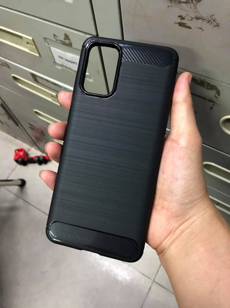 Ốp Lưng Samsung Galaxy S20 Plus Chống Sốc Hiệu Likgus được làm bằng chất liệu TPU mềm giúp bạn bảo vệ toàn diện mọi góc cạnh của máy rất tốt lớp nhựa này khá mỏng bên ngoài kết hợp thêm bên trên và dưới dạng carbon rất sang trọng.