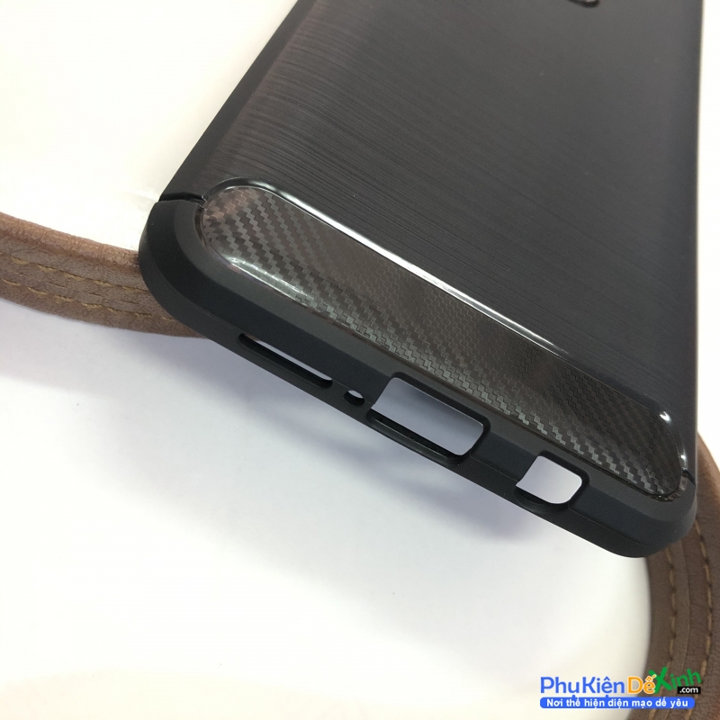 Ốp Lưng Xiaomi Redmi Note 8 Pro Chống Sốc Hiệu Likgus được làm bằng chất liệu TPU mềm giúp bạn bảo vệ toàn diện mọi góc cạnh của máy rất tốt lớp nhựa này khá mỏng bên ngoài kết hợp thêm bên trên và dưới dạng carbon rất sang trọng.