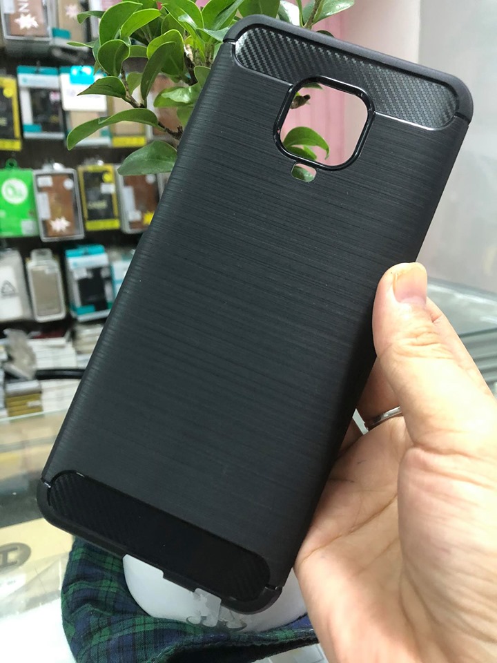 Ốp Lưng Xiaomi Redmi Note 9 Pro Hiệu Likgus được làm bằng chất liệu TPU mềm giúp bạn bảo vệ toàn diện mọi góc cạnh của máy rất tốt lớp nhựa này khá mỏng bên ngoài kết hợp thêm bên trên và dưới dạng carbon rất sang trọng.